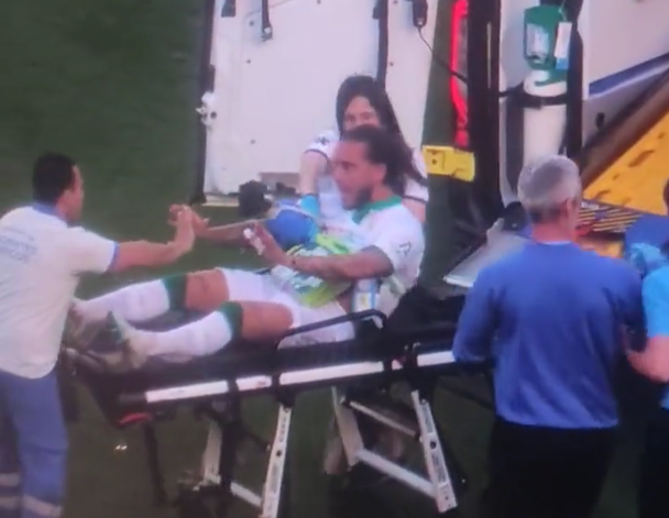 Le footballeur Gudelj transporté à l'hôpital après avoir été réanimé